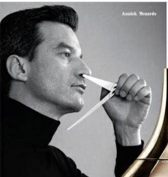 挑香水一定要靠鼻子嗎？靠看圖片和聽音樂說不定你也欣然買單了